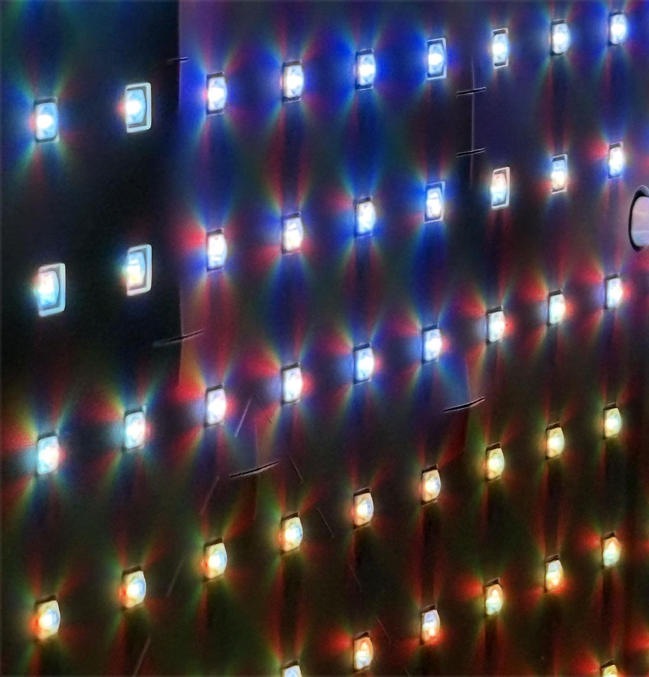 画像: RGB Mini LEDのアップ。ひとつひとつのチップの中にRGB 3個のLEDが収納されており、RGBの光り方に応じて写真のように様々な色が再現できる