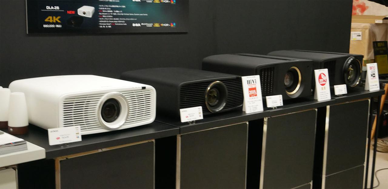 画像: ▲JVCケンウッドでは、ウッドコーンスピーカーや人気イヤホンも多数展示。さらにウッドコーンを使った比較的コンパクトなサイズのサウンドバーも参考出品されていた。隣のブースにはOTOTENで唯一スクリーンを使った本格シアターも設置。ここではD-ILAプロジェクター「DLA-Z7」によるライブ映像体験も可能だった