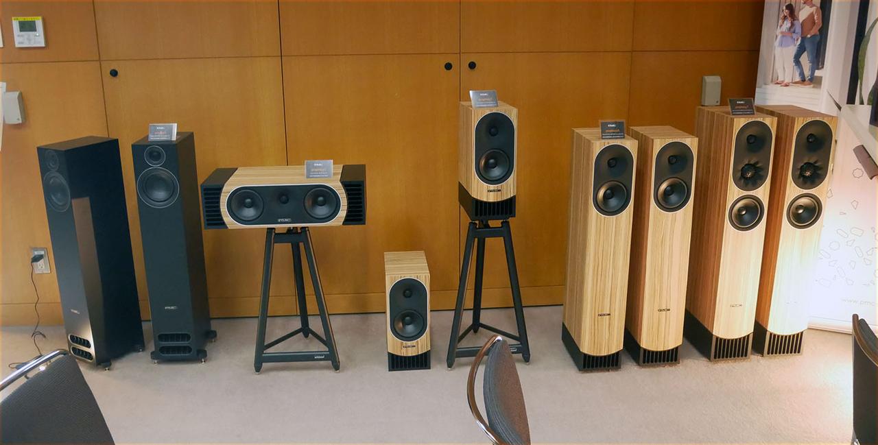 画像: ▲エミライではWiiMのワイヤレススピーカー「WiiM Sound」(仮称)も展示。本体のみでストリーミング再生も可能で、さらに複数台を組み合わせればマルチチャンネル用としても使えるとのこと。それに対応したワイヤレスサブウーファーも展示されていた。他にも新たに取り扱いを開始したPMCのシリーズも並んでいた