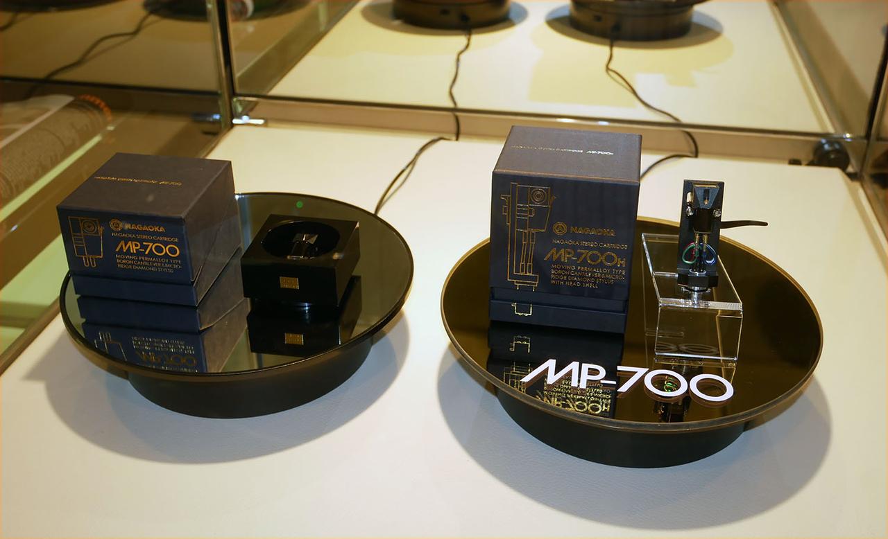 画像: ▲ナガオカではMPシリーズの新製品「MP-700」を展示。シリーズの伝統を受け継ぎながら磁気回路の効率化、テンションワイヤー構造の採用といった改良が加えられている。価格はヘッドシェル付きが¥210,100、カートリッジのみが¥203,500(どちらも税込)