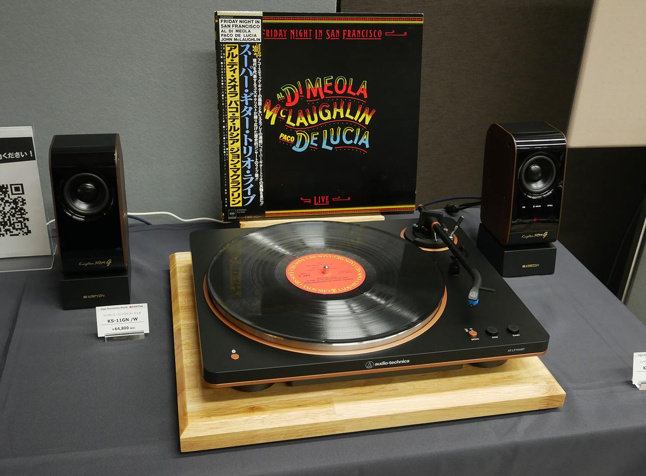 画像: ▲クリプトンは20日に発売したばかりの「KS-11GN」シリーズ(¥64,800、税込)を展示。若い来場者に向けてワイヤレスコンパクトスピーカーの魅力を全面的にプッシュしていた。iPadと組み合わせたデスクトップシステムや、アナログレコードプレーヤーとのセットなども並んでいた