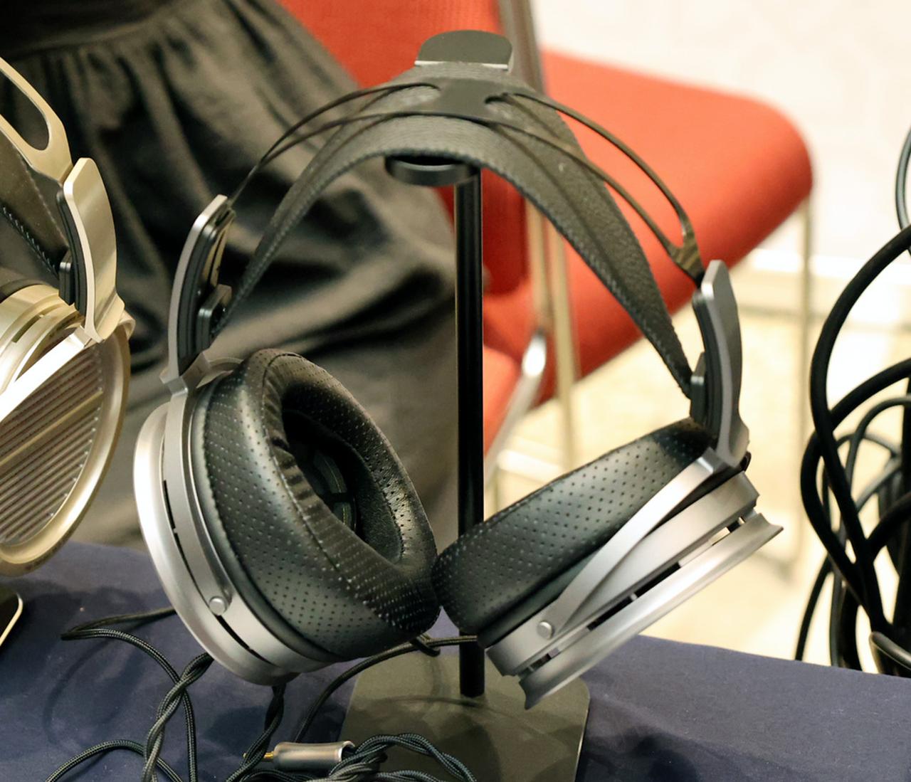 画像: ▲【ホールD5/Wuhan Aune Acoustics Co. Ltd.】ヘッドホンのフラッグシップ「AR9000」。秋口の登場予定。価格は20万円前後とか