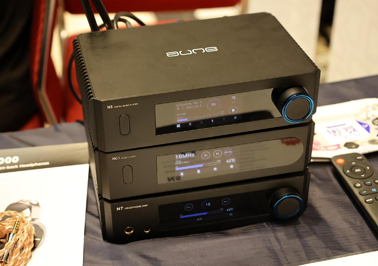 画像: ▲【ホールD5/Wuhan Aune Acoustics Co. Ltd.】リアルアシストはaune audioブランドに絞った展示で、今回初出しとなる新製品を一挙に展示。写真はデスクトップオーディオ機器の新シリーズで、従来のXシリーズとSシリーズの間となる新たなNシリーズ。価格は5~10万円の間とか。クロック、プレーヤー、ヘッドホンアンプを揃える