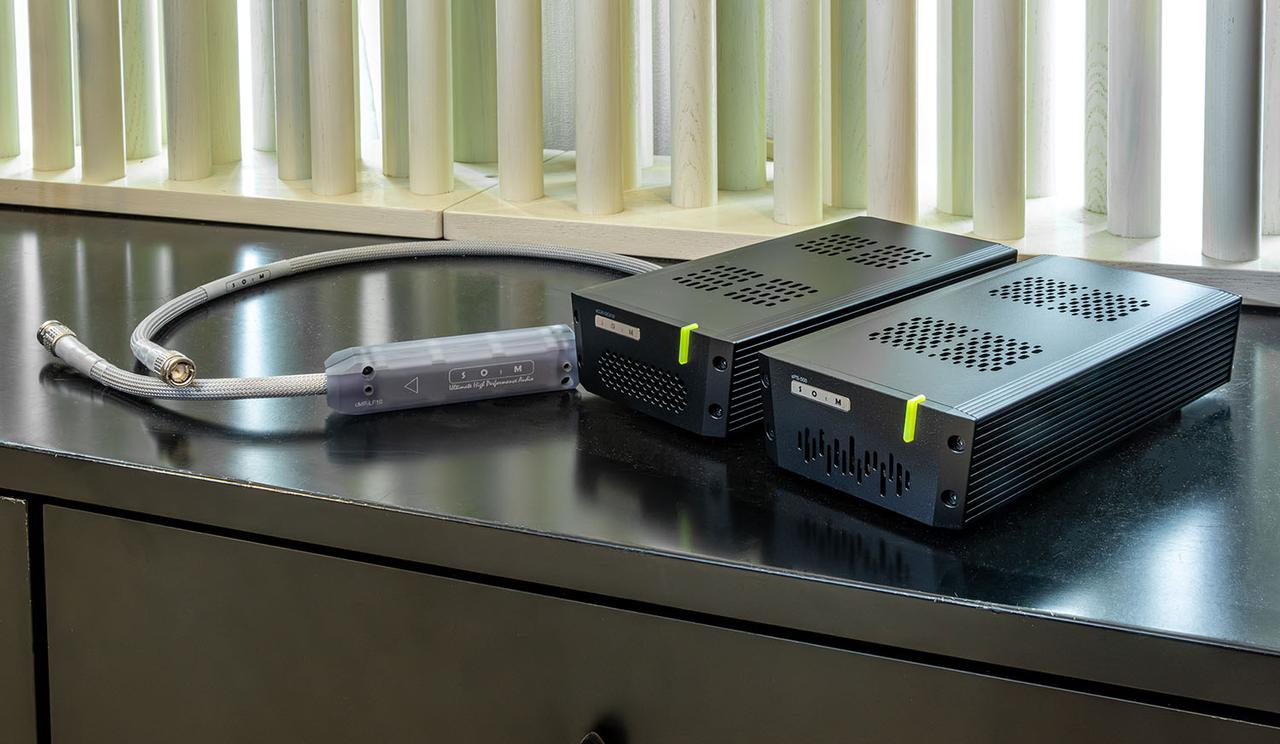 画像: 「sMS-2000PSMC」付属しているクロックジェネレーターの「sCLK-OCX10」とクロック用電源ユニット、クロックケーブル。この他にLAN/USBカード用の電源ユニットも同梱される