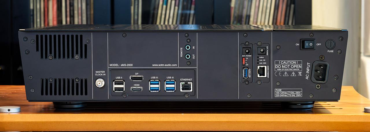画像: sMS-2000のリアパネル。音声信号の入出力はすべてデジタル(USBやLAN端子)で行なう。写真右側にはハイエンドUSBホストカードの「tX-USBx10G」や、ハイエンドイーサネットカード搭載「sNI-1G」が搭載されている。通常はsMS-2000本体から給電される仕組みだが、専用外部電源を追加することで音質改善も可能。sMS-2000PS、sMS-2000PSMCにはそのための電源ユニットが同梱されている