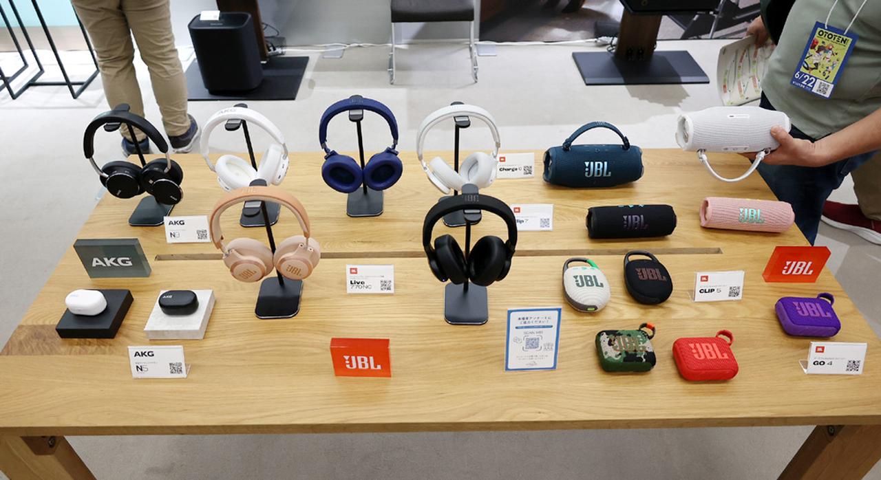 画像: ▲【G409/ハーマンインターナショナル】今回は広大なスペースを使っての展示を展開。「Project EVEREST DD67000」のラストデモも話題を集めていたが、ブースに入ってすぐのスペースには、日本でも好調のワイヤレスイヤホンヘッドホン/イヤホン、Bluetoothスピーカーなどのラインナップを勢揃いさせ、来場者の耳目を集めていた