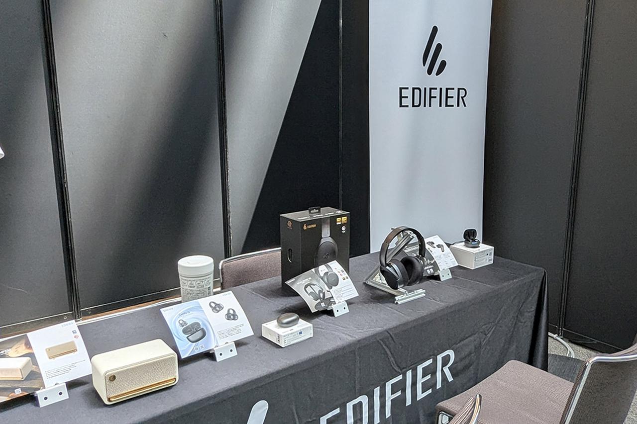 画像: ▲ EDIFIER JAPANのブースでは、「M60」というモニタースピーカーをはじめ、「MR5」(スタジオモニタースピーカー)、「MP230」(ポータブルスピーカー)、「Comfo Q」(イヤーカフ型ワイヤレスイヤホン)、「STAX SPIRIT S5」(平面磁界型ヘッドホン)、「NeoBusd Plonor」(平面磁界型完全ワイヤレスイヤホン)という新製品を5製品展示試聴していた