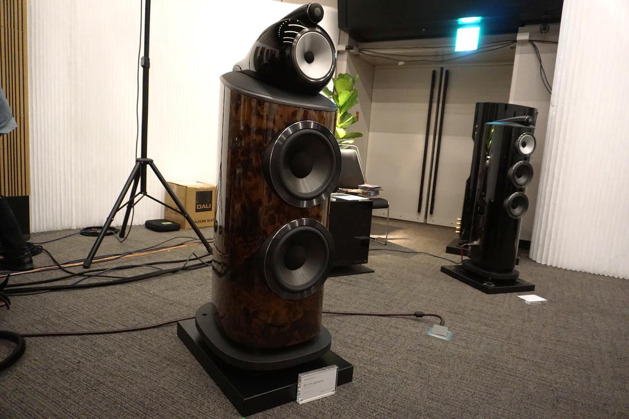 画像: Bowers & Wikinsのレギュラーモデルとしての最高峰スピーカー801 D4 Signature。HiVi視聴室に隣接しているステレオサウンド試聴室でのリファレンスモデルとして起用されている