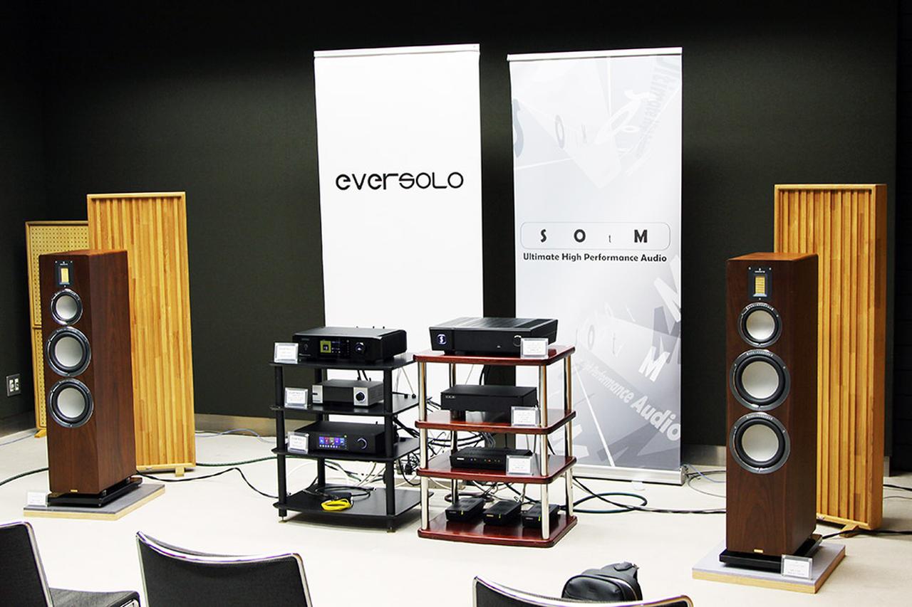 画像: ▲ eversoloの「DMP-A10」をはじめ、「DMP-A6 Master Edition Gen2」「DMP-A8」のミュージックストリーマーが並ぶ(左側のラック)。一方、右側のラックには、SOtMの「sMS-2000」(ネットワークサーバー)、「sPA-1000」(ステレオパワーアンプ)「sNH-10GPSMC」(ネットワークスイッチ)、「tX-USBultraPS」(USBリジェネレーター)などが、配置されていた。スピーカーは、AUDIO VECTORの「QR7SE」が接続されていた。試聴用にセットされていた機材の総額は、700万円越えになるが、いい音をたのしみたいのであれば、このくらいは、かかってしまうのかもしれない(高嶺の花だが…)。