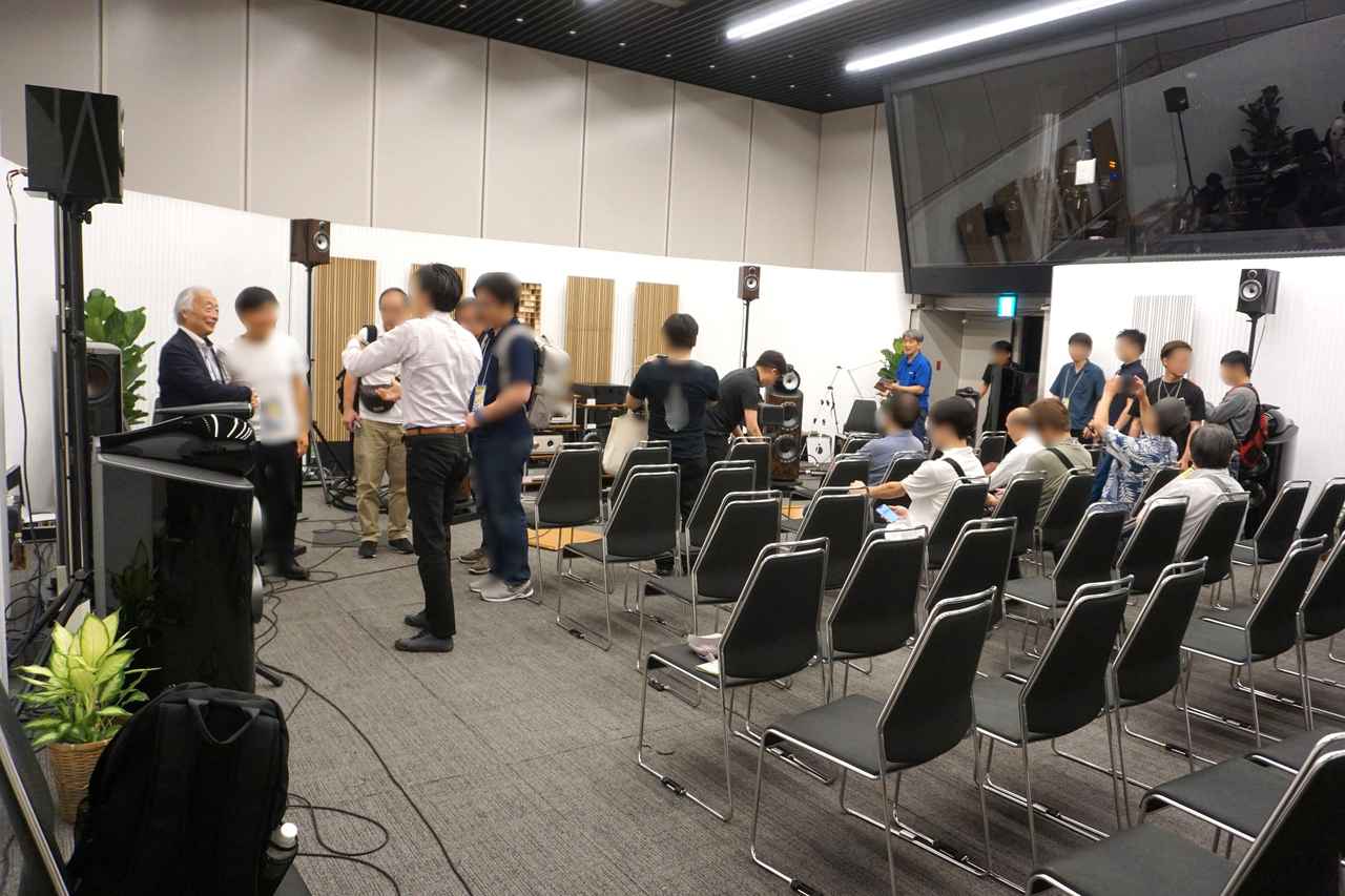 画像: イベント終了後のブース内の様子。麻倉さんに記念撮影を求める来場者の姿も