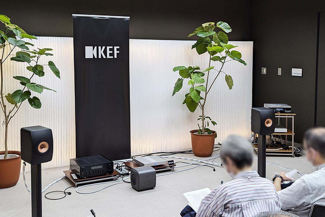 画像: ▲ KEFのブースでは、ブックシェルフスピーカーの「LS50 Meta」に、サブウーファーの「KC62 」及び「KC92」を組み合わせた試聴会を行なっていた。ブックシェルフにウーファーを組み合わせると、こんなにも空気が揺れるのかと思うほど、迫力のあるサウンド体験ができた。ちなみに、音楽ソースはコバズを使用しており、ネット―ワークプレーヤーには、リンの「Klimax DSM3」を使用、アンプも「KLIMAX」のモノを使用していた。なお、使用していたサブウーファー「KC62」に使用されるユニットは、130mmながら、500W(片側)を対向で組み合わせており、トータル1000Wもの出力を有したモデルとなっている