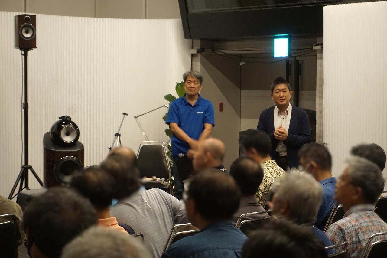 画像: HiVi編集長の辻潔(左)と、司会進行を努めたディーアンドエムホールディングスの田中さん(右)