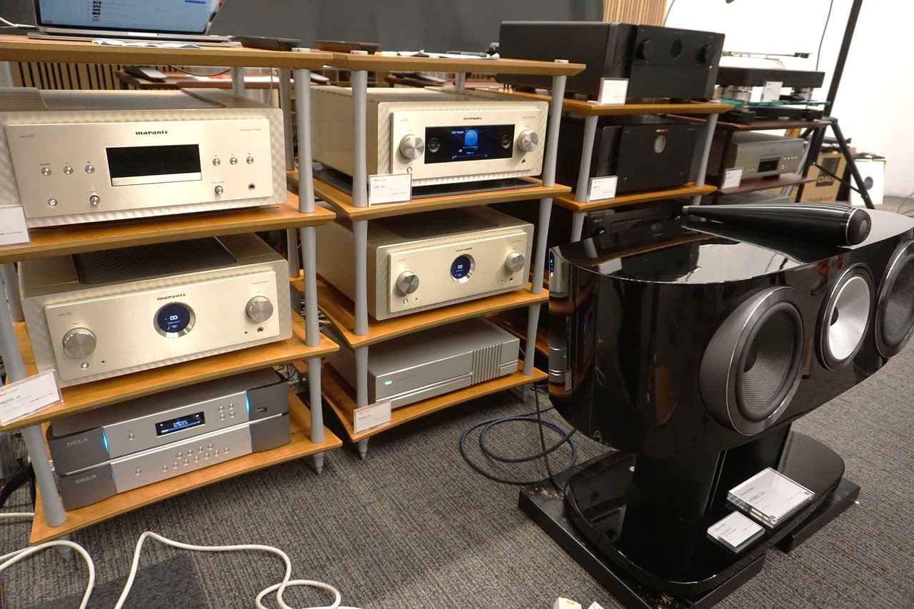 画像: 今回のイベントでは、センタースピーカーの奥にある、ラックにセットされた、セパレートAVセンターのマランツAV 10+AMP 10の組合せ。ブラックカラーの2台だ。