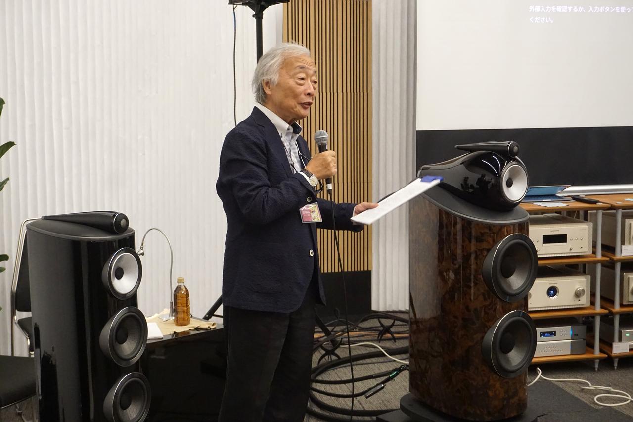 画像: ブース全体を見渡し、全ての来場者へ向けて熱く語る麻倉さん