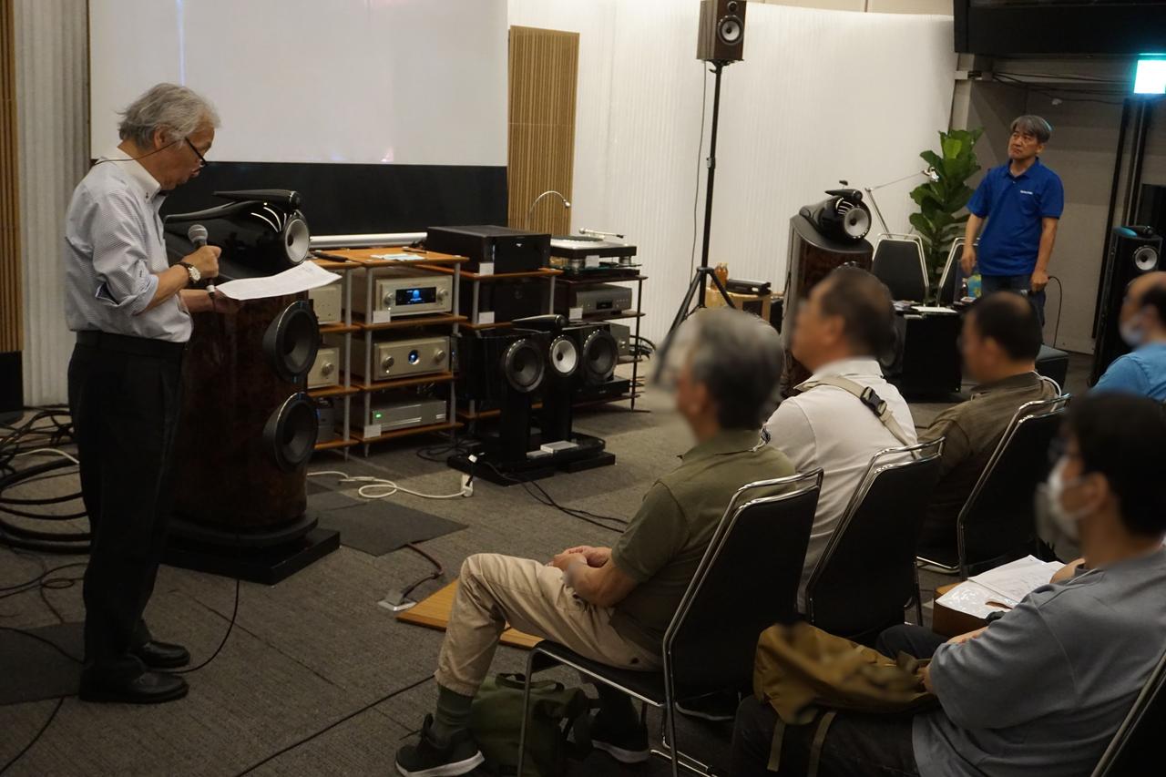 画像: 麻倉さんが再生する作品の聴きどころを説明、そのあとで実際の作品を紹介する流れでイベントは進行した