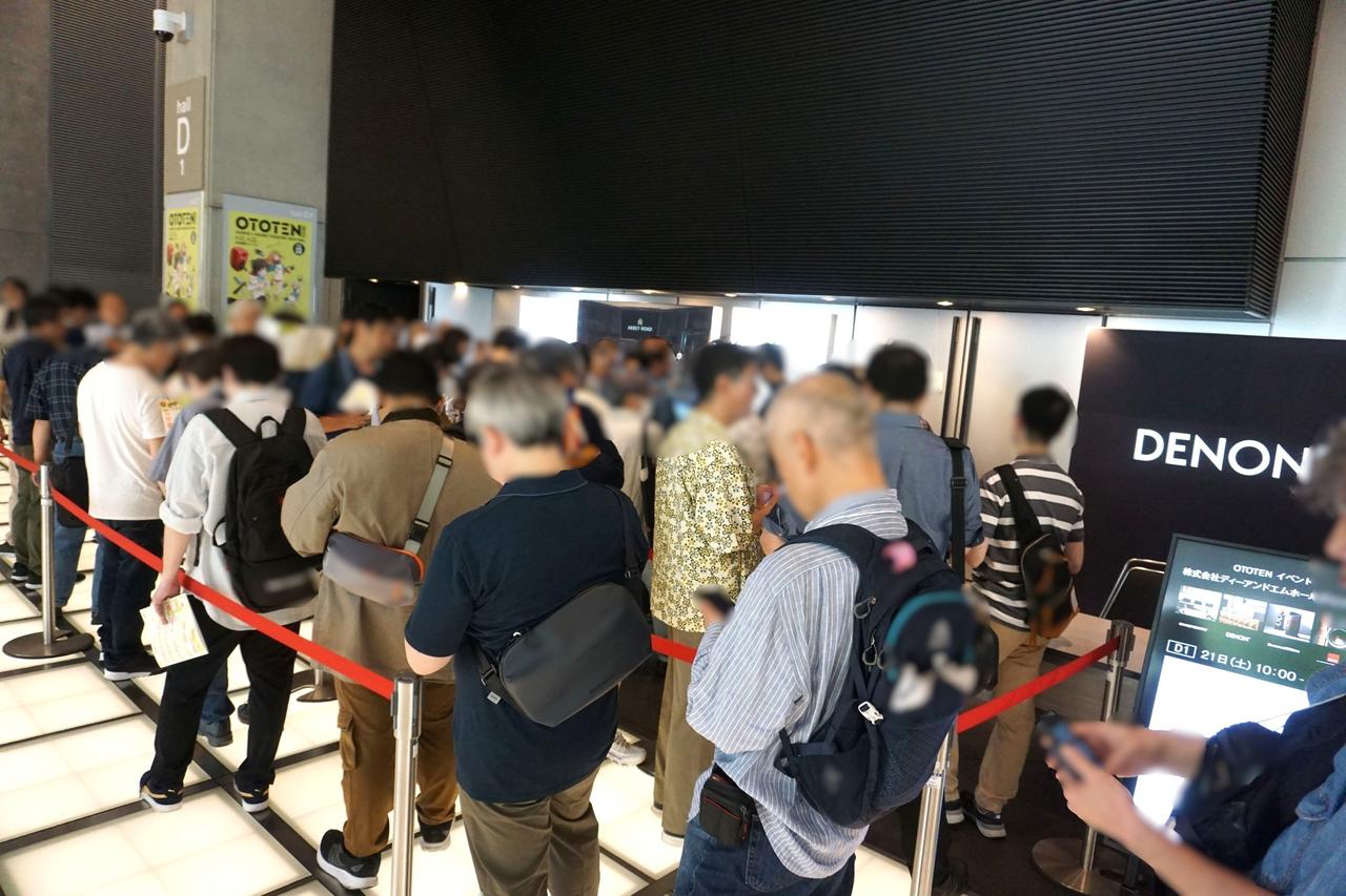 画像: イベント開始直前のブース入口の様子。イベントに参加するための来場者が多く集まり、長蛇の列ができた