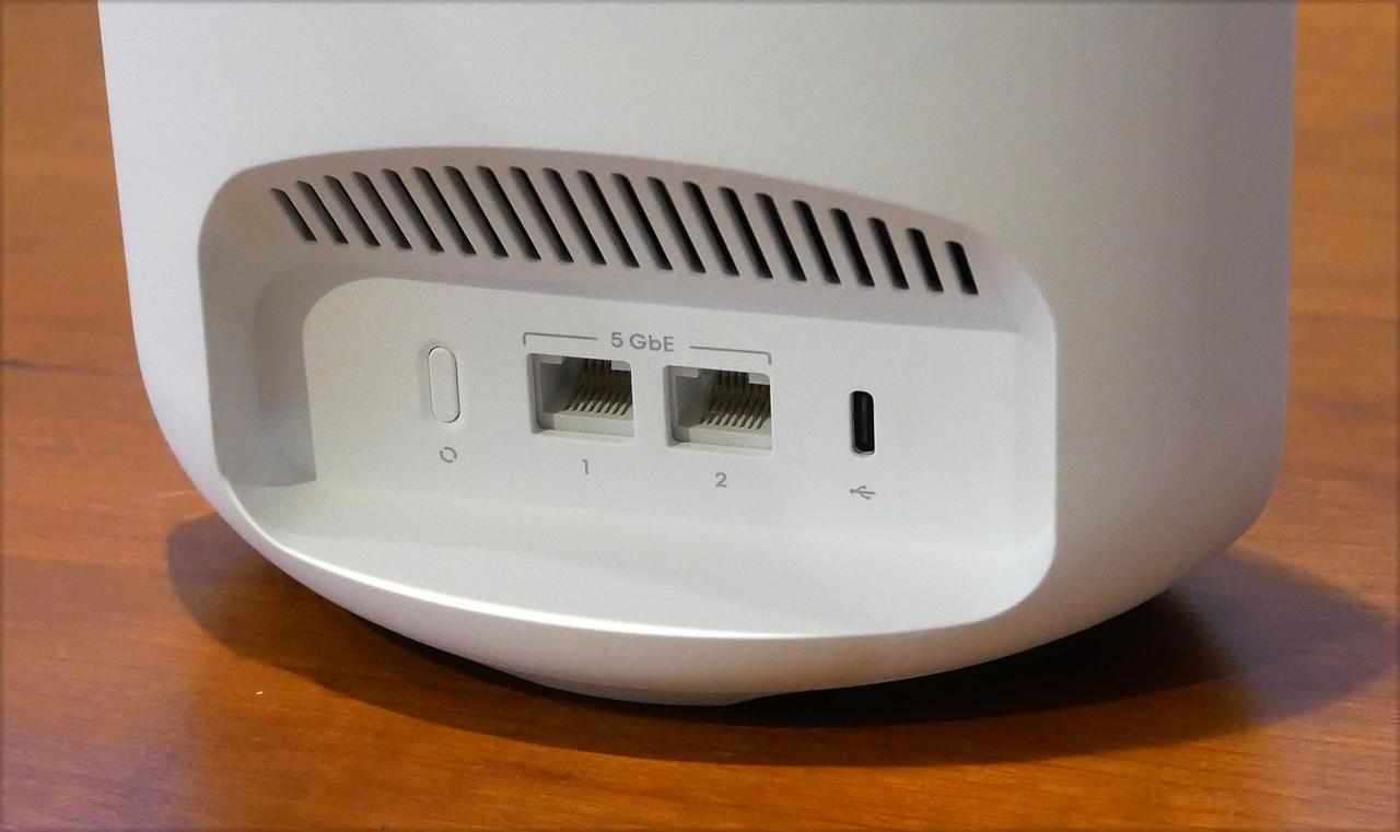 画像: Pro 7の背面にあるふたつのポートは、どちらも5GbE対応