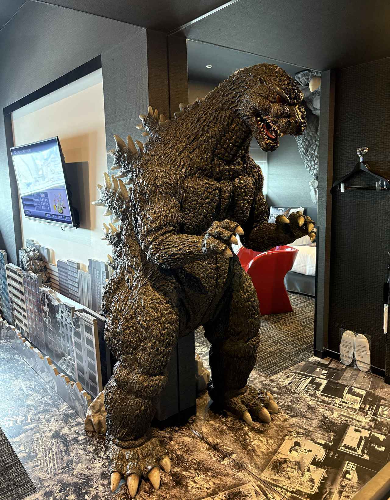 画像: 入口のゴジラ像。実は半分だけ実物で反対側(写真右側)は鏡に写った映像です