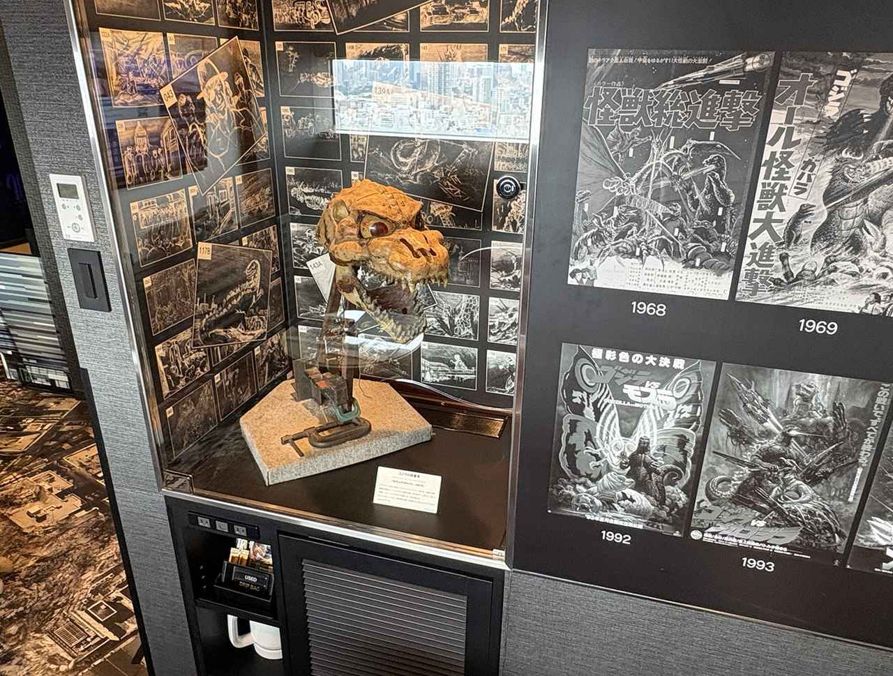 画像: ベッド横の展示は定期的に入れ替わっている。取材時は『ゴジラVSデストロイア』で使われたゴジラの頭蓋骨が置かれていた