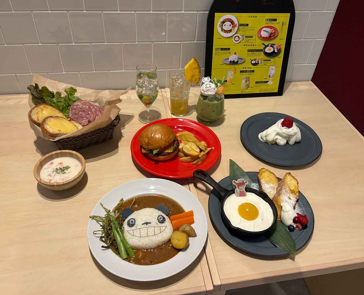 画像: カフェコーナーでは、パパンダカレー、ミミ子の目玉焼きデザートプレートといった作品にまつわるメニューもあり