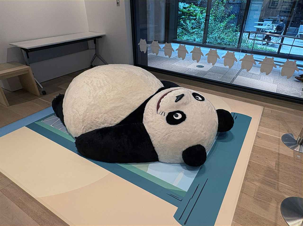 画像: MUSEUM SHOPの一角には撮影スポットも準備され、チケットの半券を持っていけばパパンダの大型ぬいぐるみと一緒に記念写真を撮ってくれる