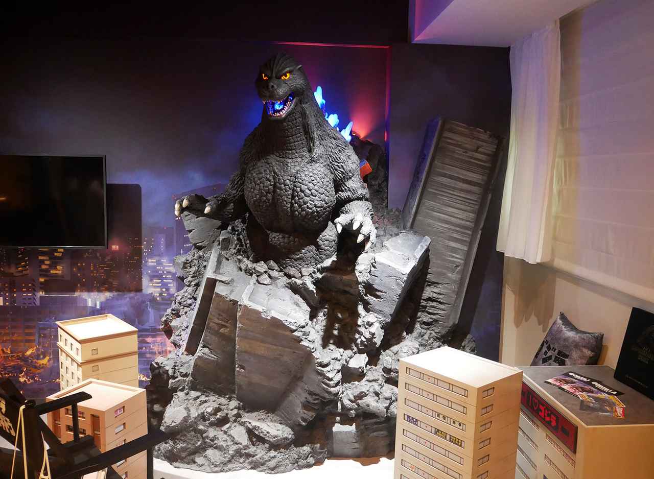 画像: ゴジラやキングギドラの造型は東宝の美術スタッフが監修している。手前にあるビルは移動可能なので、自分の好きな場所に動かして撮影できる