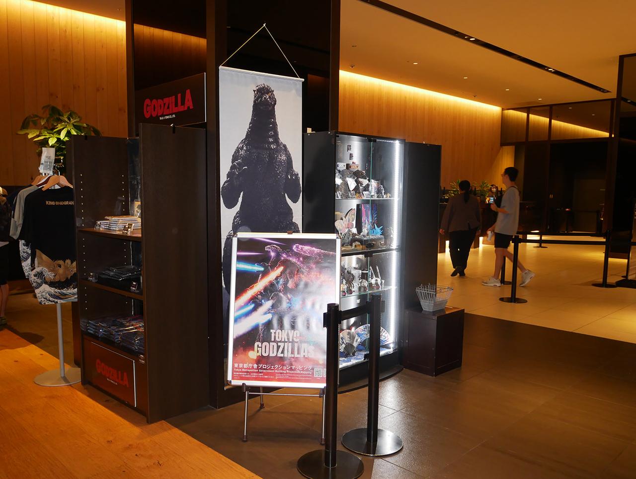画像: フロントの横にはお土産コーナーがあり、ひとつひとつチェックしている旅行者も多く見受けられた