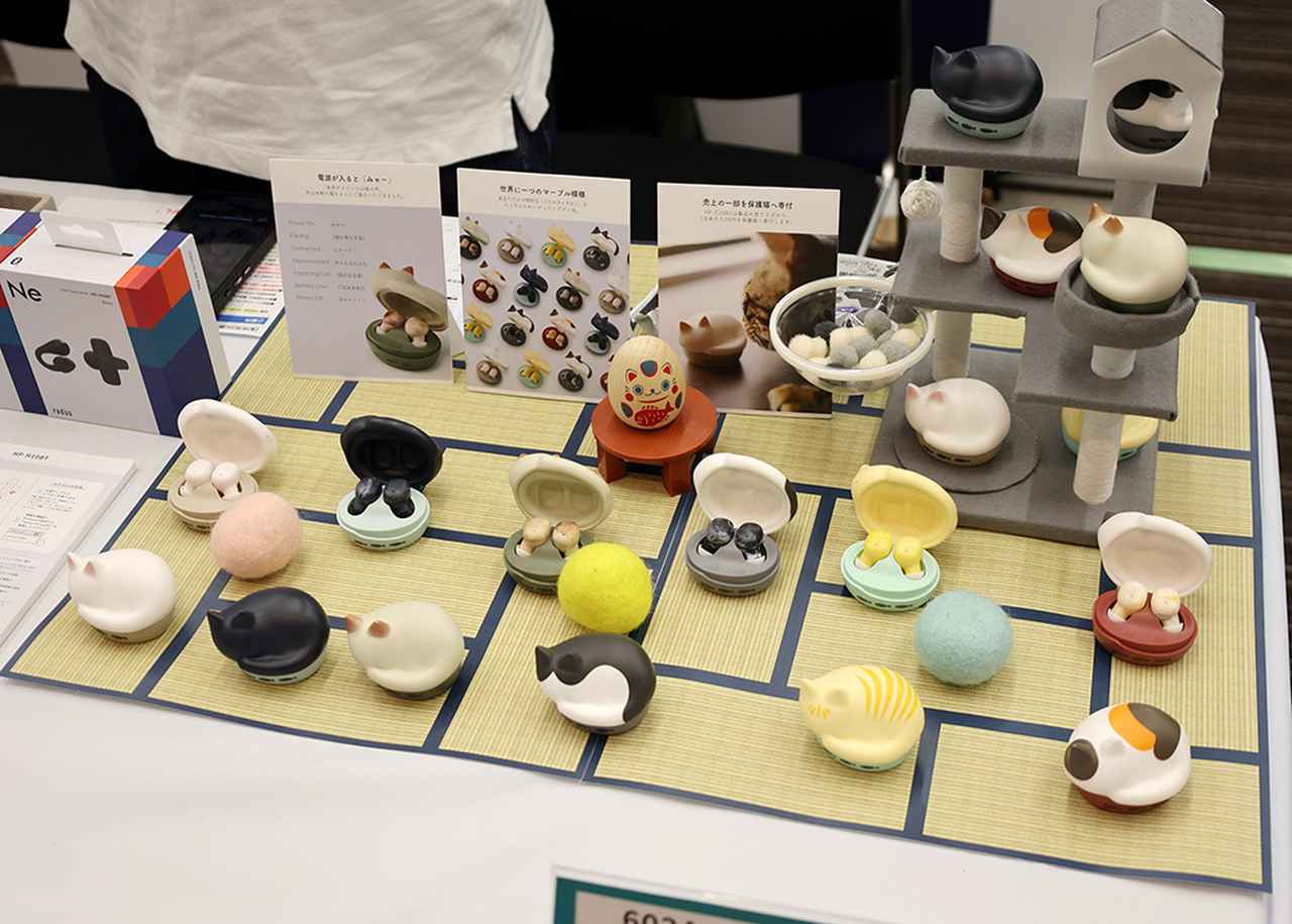 画像: ▲【radius】ラディウスでは人気の猫イヤホンを一挙に展示。今年1月登場の「チャトラ」「ミケ」柄は、特に人気という