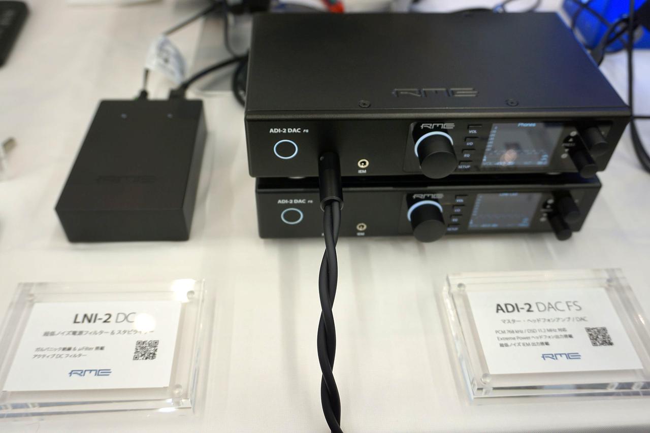 画像: ▲『RME』では展示会初となる電源フィルター「LNI-2 DC」(写真左)の試聴が行なわれた。超低ノイズのリニア・レギュレーターを採用し、出力ノイズはわずか数μV(マイクロボルト)という驚異的な低ノイズを実現しているとのこと。「LNI-2 DC」接続・非接続時の試聴比較をすることができた。使用されたヘッドフォンアンプは「ADI-2 DAC FS」(写真右)。試聴比較をしたところ、「LNI-2 DC」接続時の方が音の輪郭が鮮明でよりクリアーに聴こえた。販売価格は99,000円(税抜)