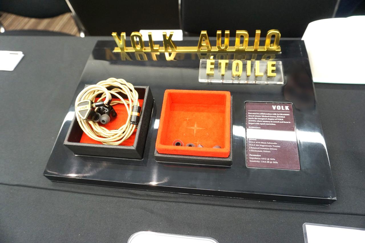 画像: ▲2025年4月に創設された米国の新ブランド『VOLK AUDIO』のハイエンドイヤフォン「ÉTOILE」をお披露目。世界に350本だけの限定生産モデルとのこと。フェイスプレートに24Kの金メッキ加工が施されており、ラグジュアリーな存在感で来場者の注目を集めた。8月発売予定で、想定価格は693,000円