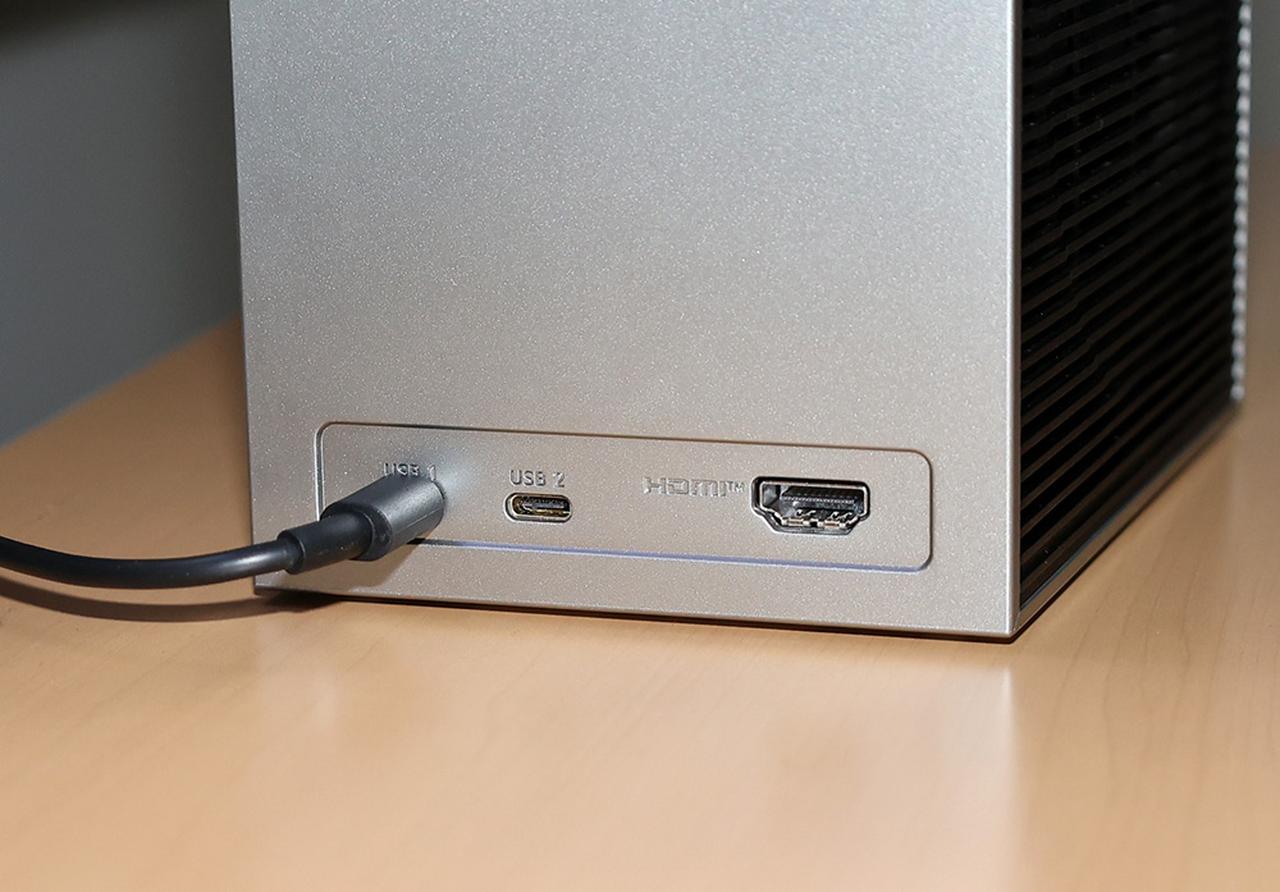 画像: 接続端子は、使用時壁に向くサイドに搭載。USB-Cは2系統、eARC対応のHDMI端子は1系統となる