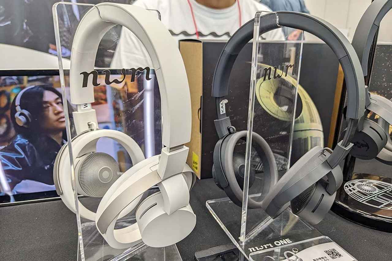画像: ▲こちらの製品は「nwm One」というヘッドホンタイプの製品。スピーカー部分がフロートされている形状のが斬新。これまでにないサウンド体験ができる。写真は、スターウォーズとのコラボモデルで価格は、¥44,000(税込)。夏の時期でも、蒸れ知らずで使える。ちなみに、通常モデルの価格は、¥39,600。