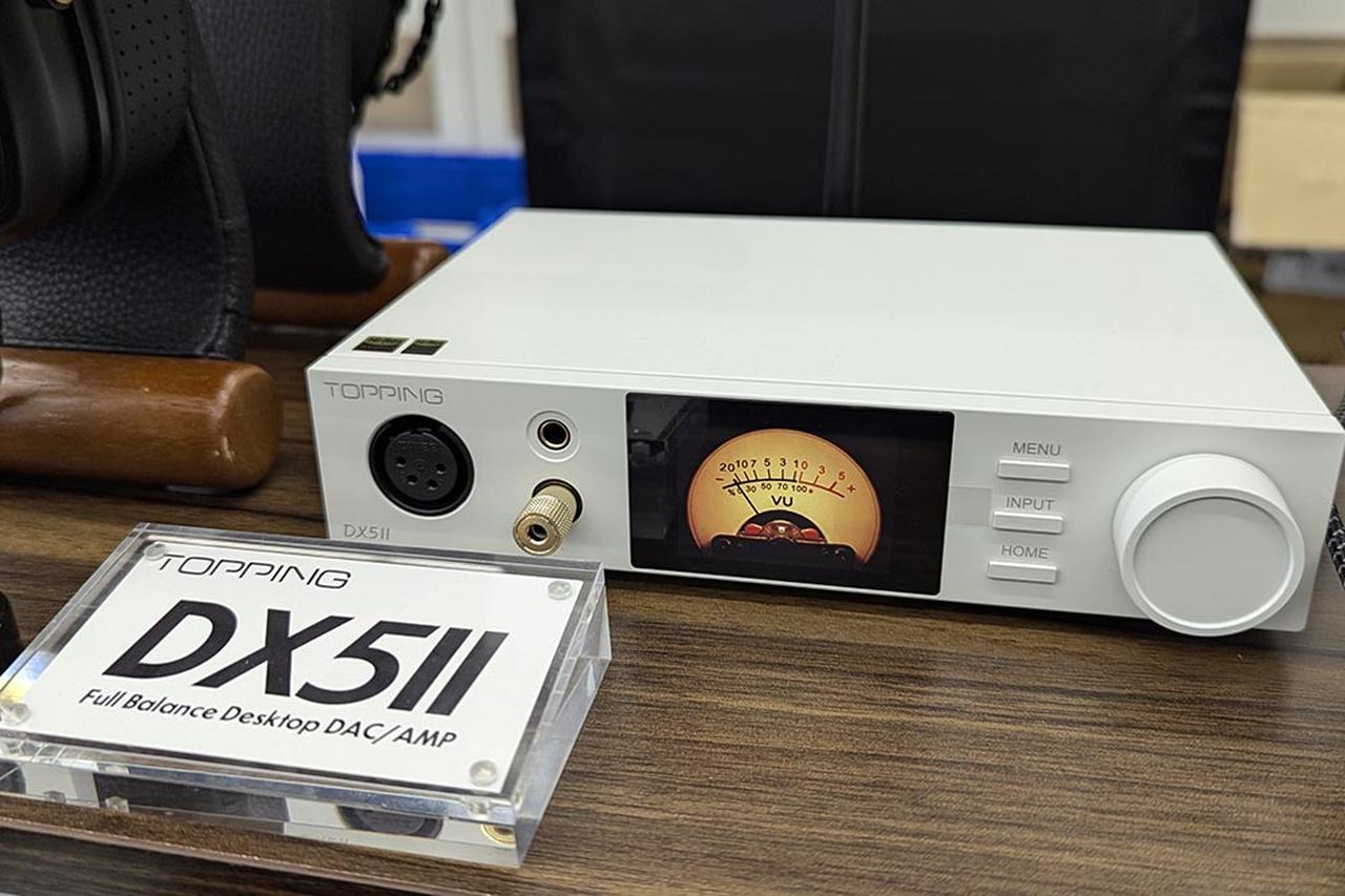 画像: ▲MUSINのブースでは、取り扱いを開始したばかりのTOPPING製品が並んでいた。写真の「DX5Ⅱ」は、新世代のフルバランスデスクトップDAC/AMPになる。予約開始は7月11日からで、発売自体は、7月18日。カラーは、ホワイトとブラックの2色を用意している。価格は、¥49,500(税込)。