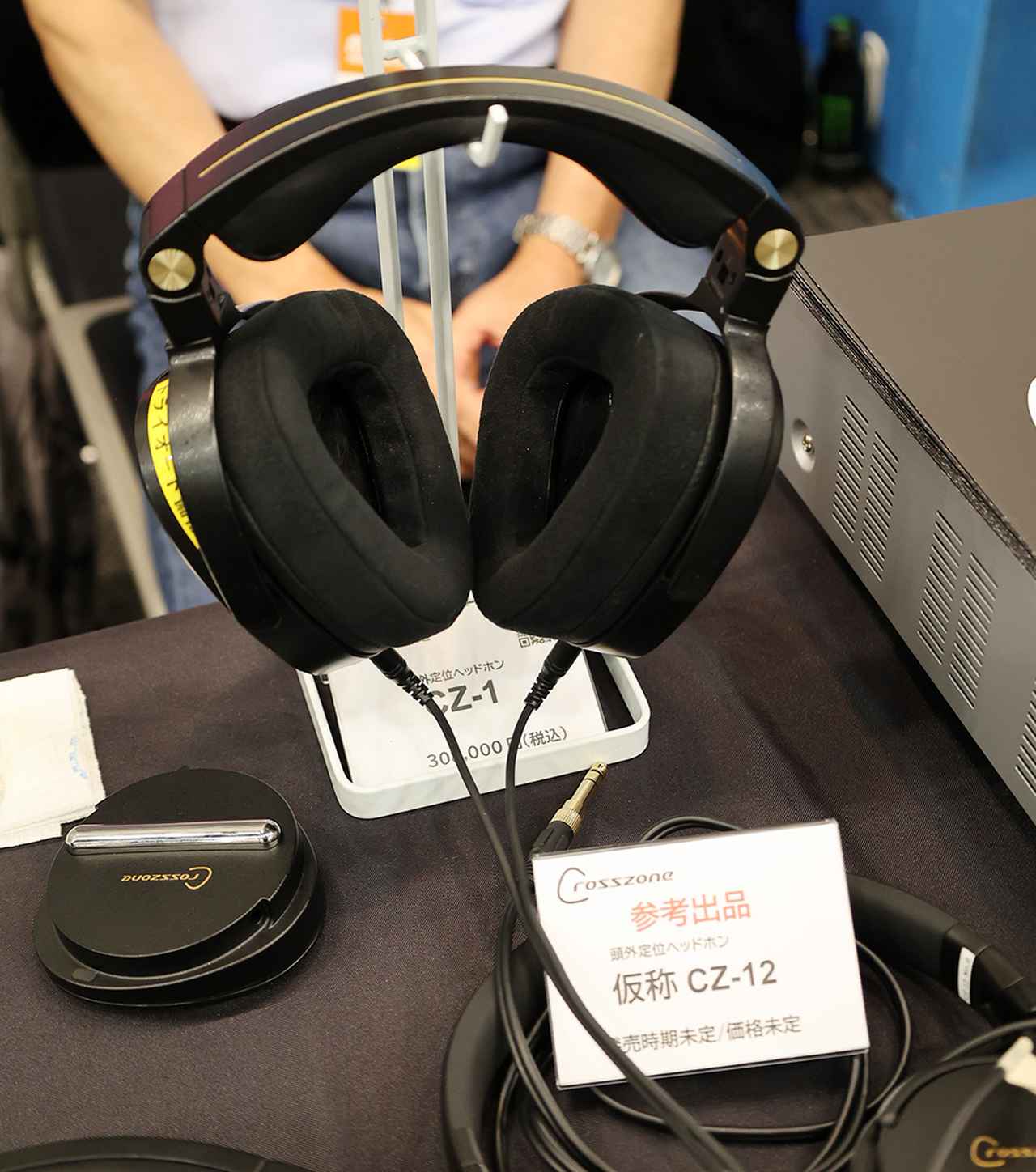 画像: ▲【トライオード】頭外定位ヘッドホンの参考展示「CZ-12」の開発も順調に進んでいるようで、年内には発売……の予定という