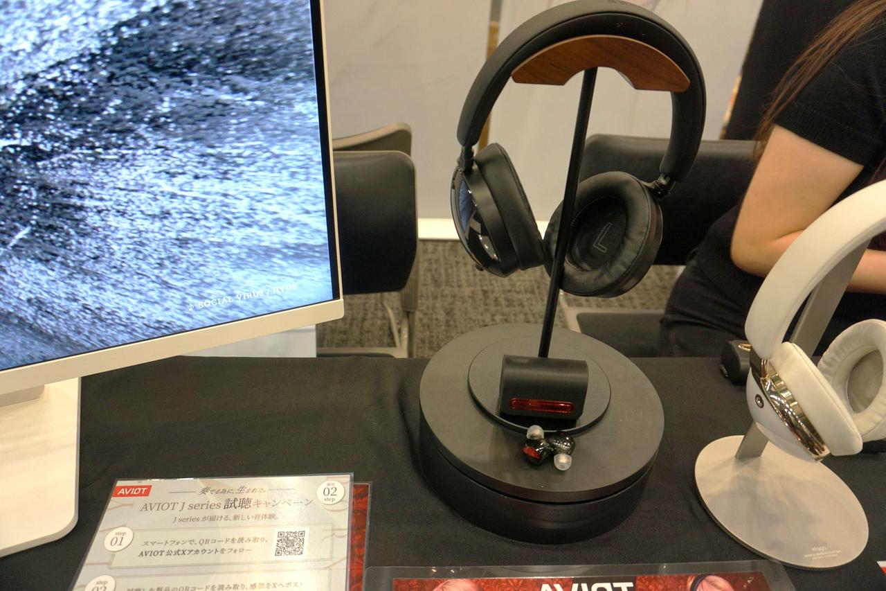 画像: HYDE監修のヘッドホン「WA-J1-666」(写真右はホワイトモデル)とイヤホン「TE-J2-666」。どちらも“アダプティブハイブリッドノイズキャンセリング”を搭載。デザインは黒と赤を基調に大人っぽくもかっこいいデザイン。「WA-J1-666」の価格は46,260円(税込)で、7月下旬発売予定(ホワイトモデルは8月上旬以降に延期)。「TE-J2-666」の価格は39,660円(税込)で、8月発売予定