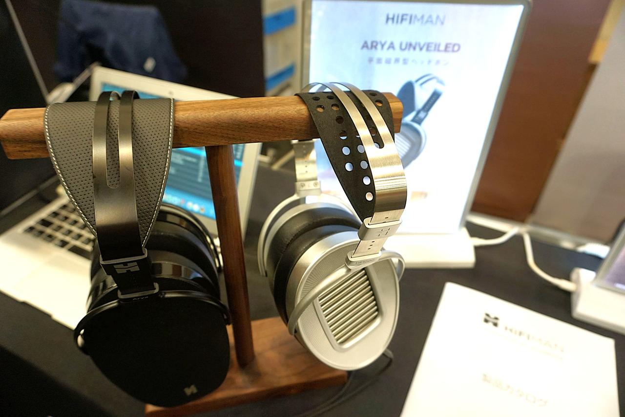 画像: 平面磁気駆動型ヘッドホン「ARYA UNVEILED」。ドライバーの保護カバーをつけている状態(写真左)と、保護カバーを外した状態(写真右)。使用する時は保護カバーを外す。ウィンドシェード型のグリルを取り除いたことにより、音質減少ロスがほとんどないサウンドを実現しているとのこと。価格は236,500円(税込)