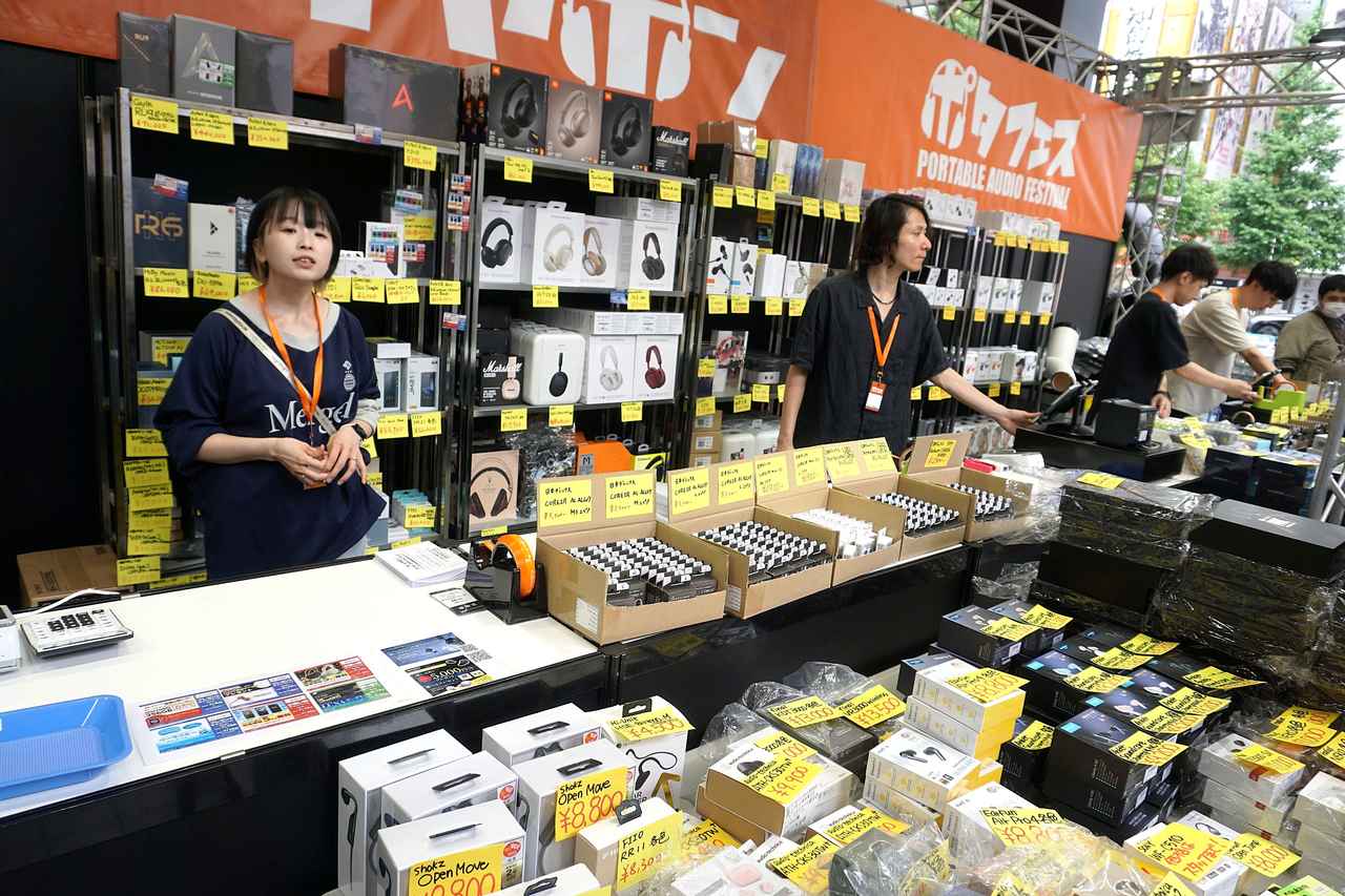 画像: 特設物販ブースには多くの来場客が集まり、ヘッドホン・イヤホン・アクセサリーを購入していた。全国jのe☆イヤホン店舗で(直販サイト含む)、販売価格(税込)10,000円以上の中古イヤホンを購入すると、オリジナルイヤーピースをプレゼントする企画も実施