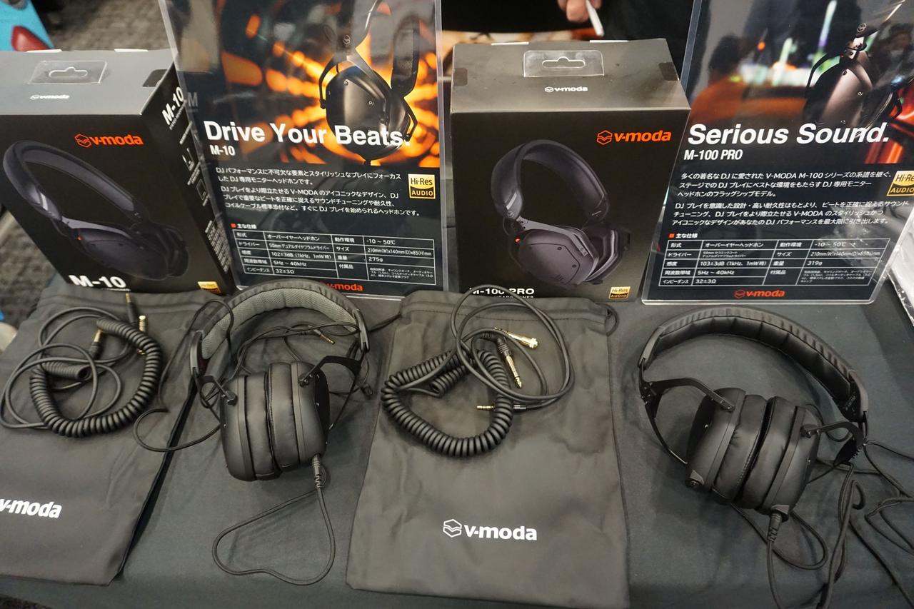 画像: “V-MODAシリーズ” フラグシップモデル「M-100 PRO」(写真右)とエントリーモデル「M-10」(写真左)。どちらもDJプレイを意識したビートを正確に捉えるSoundチューニングが施されているほか、DJプレイ時に重要なデザインや耐久性にもこだわって設計されているとのこと。どちらの製品も7月12日(土)に発売したばかりで、価格はオープンプライスで、「M-100 PRO」が3万円台、「M-10」が2万円台になる見込み