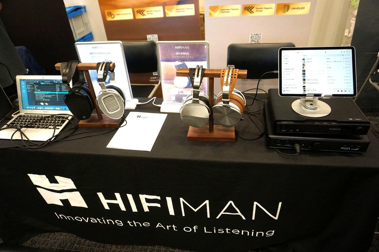 画像: HIFIMANでは、今年発売された平面磁気駆動型ヘッドホン「ARYA UNVEILED」(写真左)とダイナミック型と平面型の2つのドライバーを搭載した「ISVARNA」(写真右)の試聴ができた