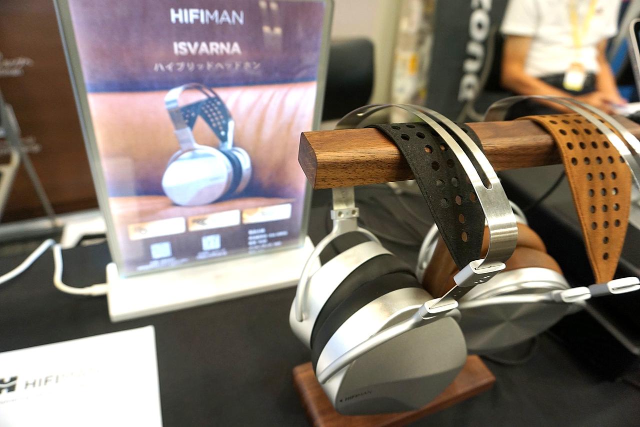 画像: ダイナミック型と平面型の2つのドライバーを搭載したヘッドホン「ISVARNA」。ダイナミック型ドライバーが低域、平面型ドライバーが中高域を担当している。独自のステルスマグネット技術で超高速の応答速度、卓越したダイナミックレンジ、正確な周波数特性、最小限の歪みといった高音質を実現しているとのこと。価格は468,600円(税込)