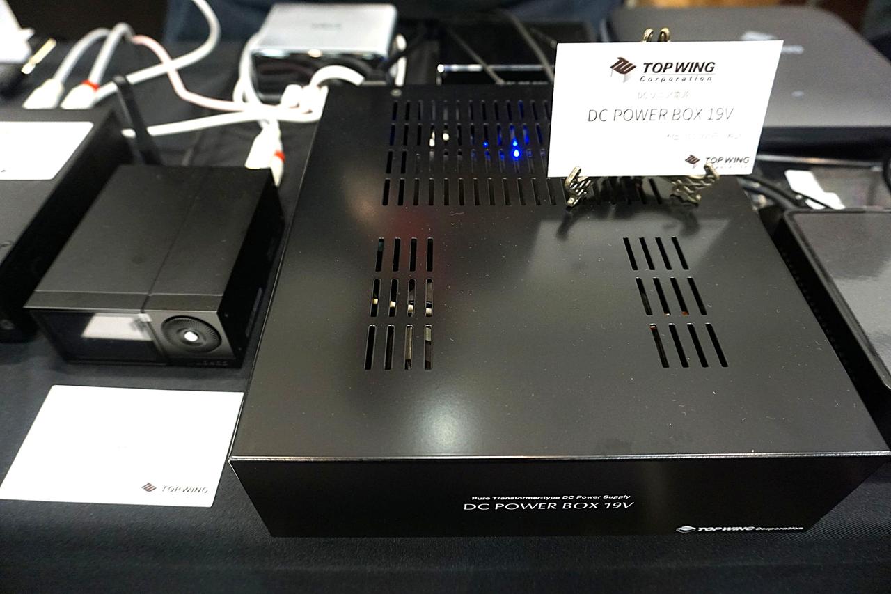画像: Lotooブランドのコンパクトでありながら充実した機能を備えたLTTP対応USB-DAC/DDC「PAW D3」(写真左)と同社が開発するDCリニア電源「DC POWER BOX 19V」。「PAW D3」は7月18日発売で価格は71,500円(税込)で、「DC POWER BOX 19V」は9月上旬に「DC POWER BOX 5V」と同時発売予定(「DC POWER BOX 12V」のみ8月中旬に先行発売予定)で、価格は3製品ともに55,000円(税込)になる予定