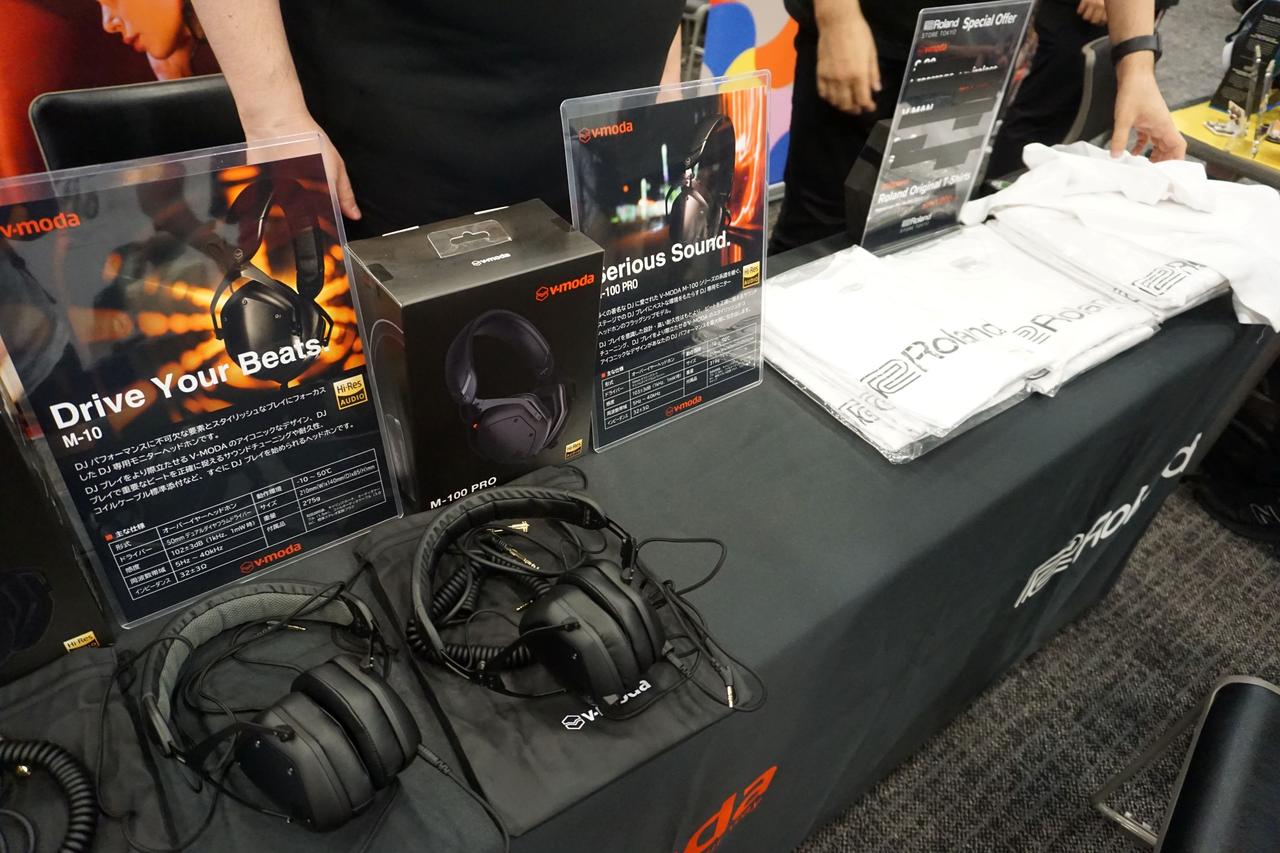 画像: ローランドでは、新製品のDJモニターヘッドホン “V-MODAシリーズ” フラグシップモデル「M-100 PRO」とエントリーモデル「M-10」の2モデルを出展。その他、同社のロゴがプリントされたTシャツも会場限定特価で販売