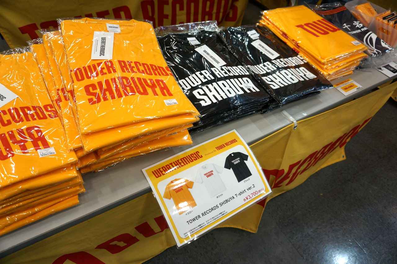 画像: ▲「TOWER RECORDS」のロゴがデザインされたTシャツやタオル。Tシャツの価格は各カラーともに3,700円(税込)