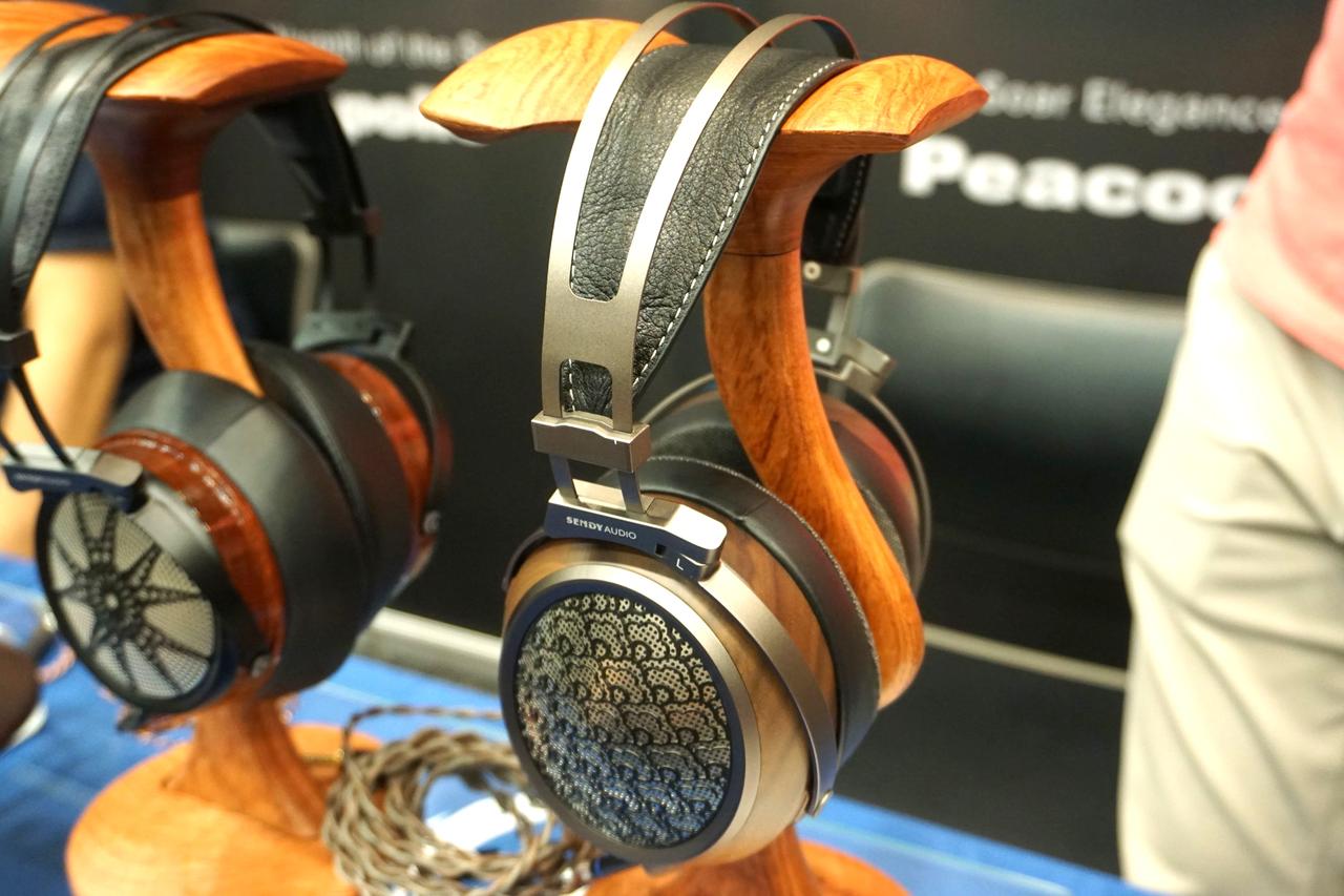 画像: ▲Sendy Audioでは、開放型平面磁界ヘッドホン「Egret(イーグレット)」を参考出展。同ブランドの「Aiba」と「Peacock」の中間に位置づけられるモデルで、価格は140,000円前後になる見込み。既存モデルよりも大きな平面ドライバーを搭載していて、ハウジングも大きくなっている