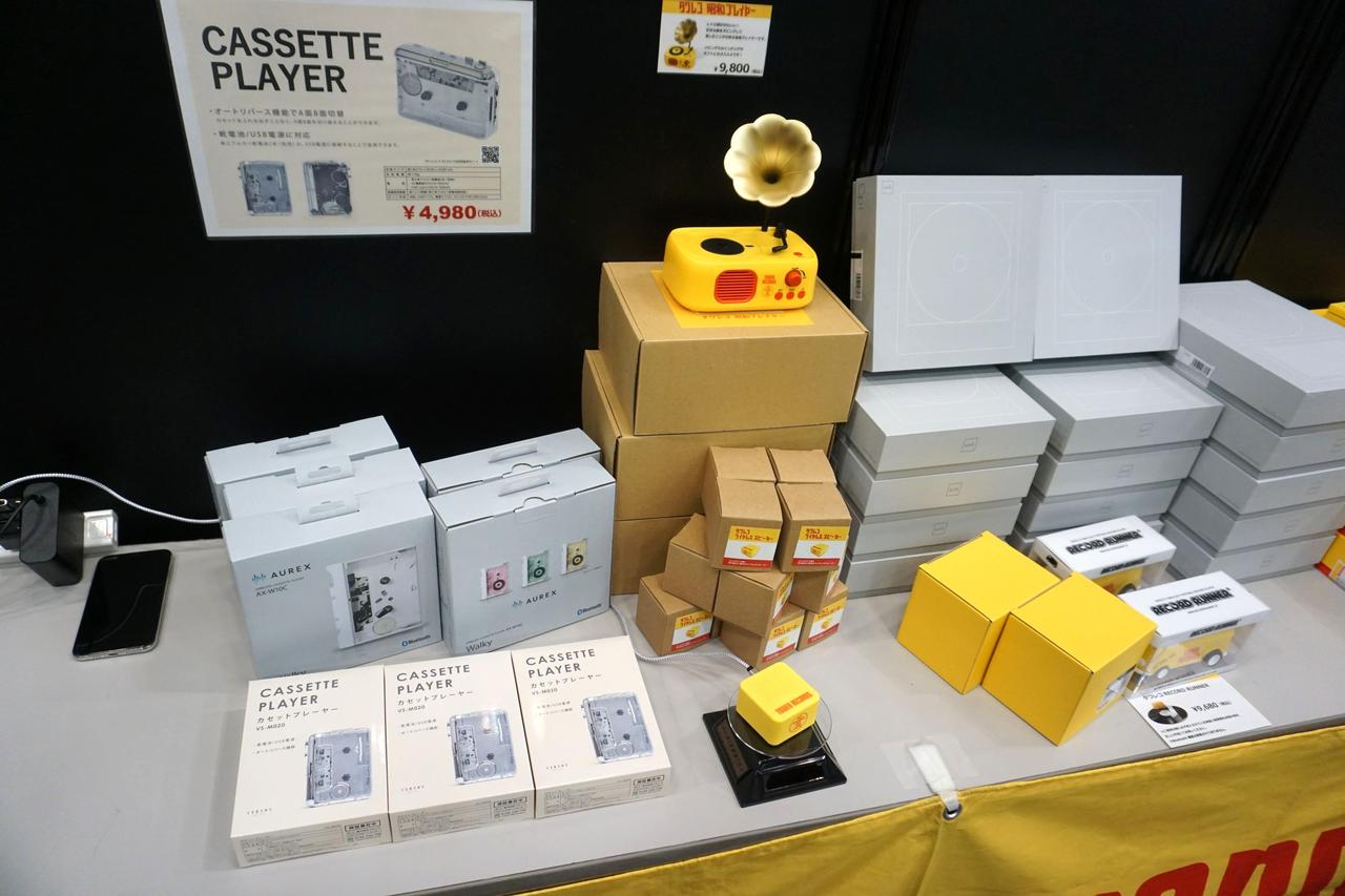 画像: ▲コンパクトながらオートリバース機能でA面B面の切り替えが可能なUSB電源対応のカセットプレーヤー(写真左)と、好きな音楽をダビングして楽しむことができる音楽プレーヤー(写真中央)。価格はカセットプレーヤーが4,980円(税込)で音楽プレーヤーが9,800円(税込)