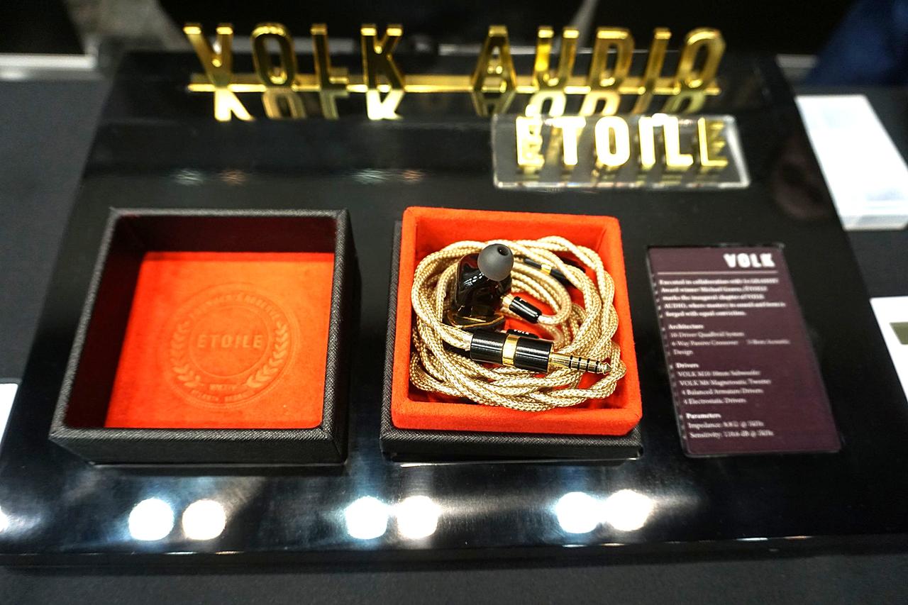 画像: ▲2025年4月に創設された米国の新ブランド『VOLK AUDIO』のハイエンドイヤホン「ÉTOILE」。世界に350本だけの限定生産モデルとのこと。8月発売予定で、想定価格は693,000円前後になる見込み。フェイスプレートには24Kの金メッキ加工が施されており、ラグジュアリーな存在感で来場者の注目を集めていた