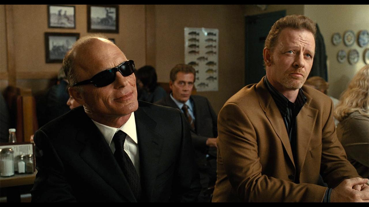 画像: この映画は独特の方法で登場人物の内面を深く掘り下げた心理スリラーだ。無駄な瞬間はひとつもない。それでいて、テンポは均整がとれている。登場人物は皆、説得力があり、あらゆる環境が生活感に満ち、物語のあらゆる情報は、登場人物と人間関係の細部に根ざしている。凶悪なふたりのギャングを殺害したトムが、家族思いの自分にアイデンティティの問いを投げかけるように、この映画は一見シンプルな表面の下に、幾重にも重なる複雑な物語を描き出す。ロサンゼルス･タイムズ紙