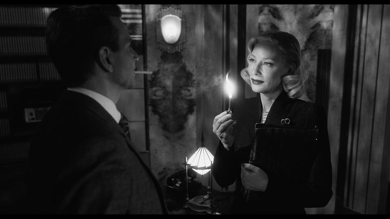 画像: 私とギレルモの視覚アプローチを可能にする光学系を求め、メインユニットをアレクサ65、ステディカム用にアレクサ LFを選んだ。メインレンズにはARRIシグネチャープライムレンズのラインナップを揃えた。シグネチャープライムは自然なトーンと滑らかなボケが特徴で、映像にソフトで落ち着きのある雰囲気と質感を与えてくれる。だがよりハイライトを抑え、全体を柔らかくするために、カスタムメイドのプロミストフィルター（拡散フィルター）をレンズ後部に使用した。レンズ前面にフィルターを使用すると、レンズフレアではなくフィルターフレアが発生し、私たちの視覚アプローチと異なったイメージとなってしまう。レンズ後部だとレンズ面や鏡筒内で光が反射﻿して、非常にムードのあるカラー映像を得られた。私たちの試みはすべて上手くいったのだが、驚いたことに白黒画面で予想以上の効果を上げた。撮影監督ダン･ローストセン。