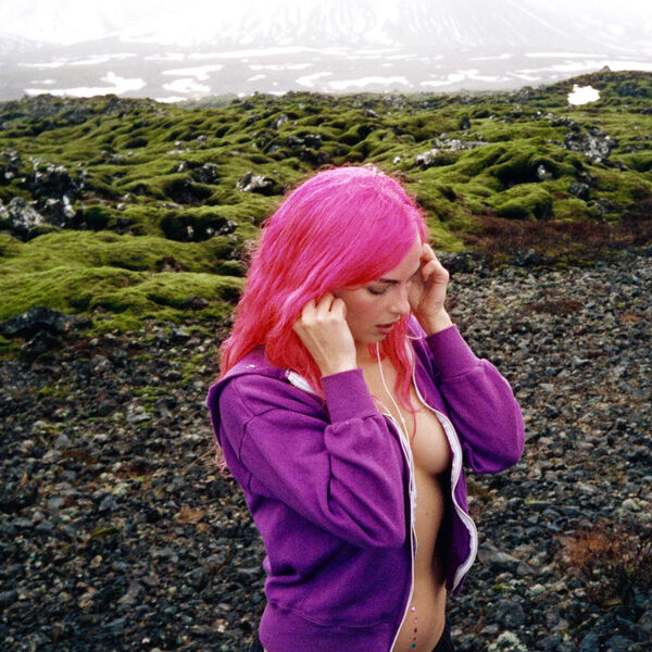 画像: Headphones On / Addison Rae