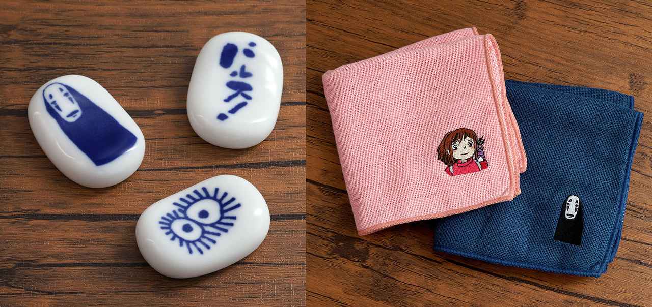 画像: 鈴木プロデューサーの絵や言葉があしらわれた瀬戸焼の箸置き、『千と千尋』のキャラクターが刺繍されたガーゼのハンカチなど、グッズも魅力的
